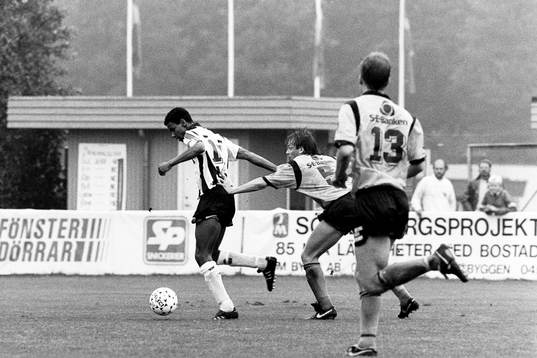  Håkan Norén, Mjällby försöker stoppa Issa Manglind, Landskrona.