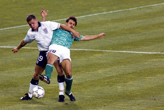  Paul Gascoigne, England och Olaf Thon, Västtyskland i kamp om bollen.