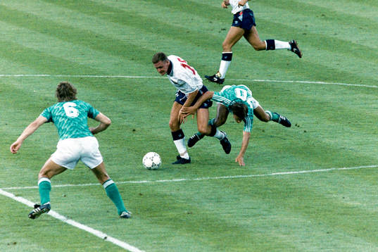  Paul Gascoigne, England och Olaf Thon, Västtyskland i kamp om bollen.