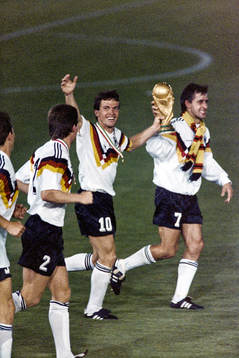  Västtyskland, världsmästare jublar efter segern. Lothar Matthäus med pokalen.