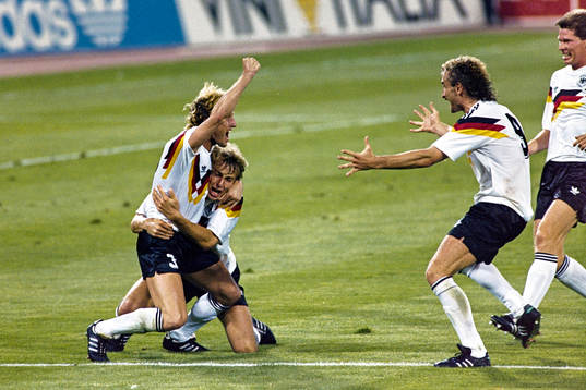 Andreas Brehme, Västtyskland, matchhjälte efter att ha slagit in segermålet på straff  jublar tillsammans med Jürgen Klinsmann och Rudi Völler.