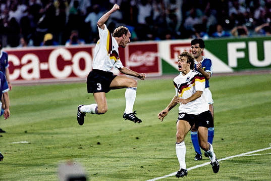 Andreas Brehme, Västtyskland, matchhjälte efter att ha slagit in segermålet på straff  jublar tillsammans med Jürgen Klinsmann.