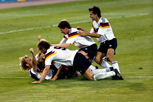  Andreas Brehme, Västtyskland, matchhjälte efter att ha slagit in segermålet på straff  jublar tillsammans med Jürgen Klinsmann, Rudi Völler och Pierre Littbarski.