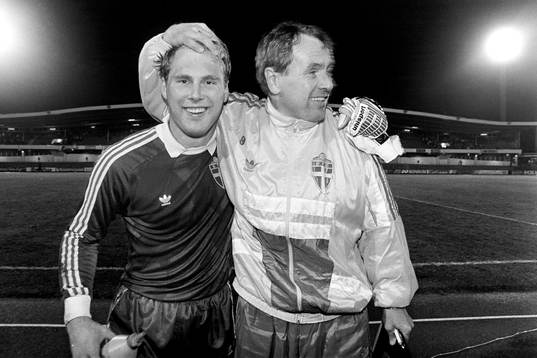 Sveriges målvakt Jan Ekholm jublar tillsammans med förbundskapten Nils Andersson efter matchen.