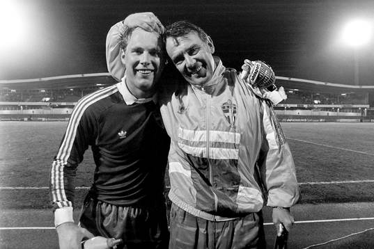  Sveriges målvakt Jan Ekholm jublar tillsammans med förbundskapten Nils Andersson efter matchen.