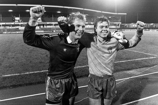 Sveriges målvakt Jan Ekholm jublar tillsammans med Tomas Brolin efter matchen.