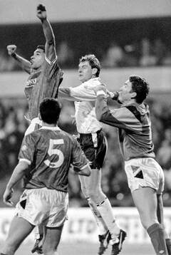  Nottinghams Des Walker against Lutons Lars Elstrup.