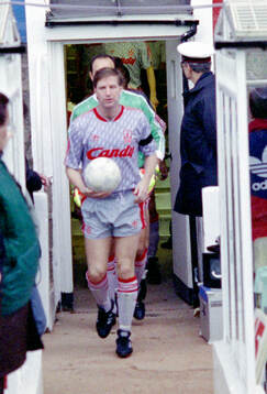  Liverpools Ronnie Whelan enters Highbury.