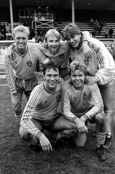  Glada miner efter segern, bakre raden fr. v Björn Lilius, Håkan Mild och Jonny Rödlund. Främre raden fr. v Patrik Andersson och Tomas Brolin.