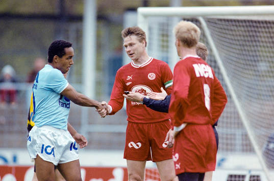  Martin Dahlin, Malmö tackar Sven Dahlkvist, Örebro efter matchen.
