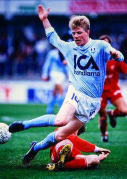  Malmös Henrik Nilsson fälls.