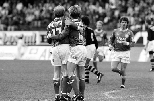  Gunnar Samuelsson och Magnus Wikström, Sundsvall jublar efter gjort mål. Anders Spjut till höger.
