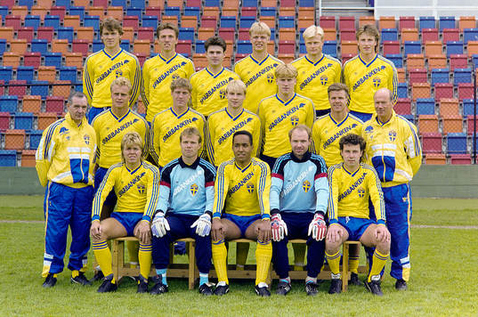 övre fr.v: Magnus Erlingmark, Mats Gren, Anders Limpar,