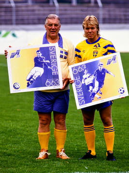 Gunnar Nordahl och Tomas Brolin visar nya frimärken före