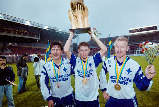  Norrköping cupmästare. Målskyttarna Sulo Vaattovaara, Mikael Hansson och Jan Hellström jublar med pokalen
