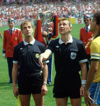 Fotboll, Erik Fredriksson, domare, Morten Olsen, danmark och Ricardo, Brasilien.