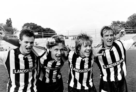  Landskronas målskyttar Jörgen Hegdal, Mats Andersson, Peter Lind och Benny Mårtensson jublar efter segern.