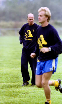 Tommy Svensson, förbundskapten övervakar Jonas Thern