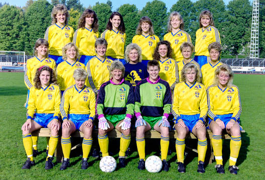  Sveriges trupp inför VM i Kina. I laget spelar Elisabeth Leidinge, Malin Lundgren, Anette Hansson, Camilla Fors, Eva Zeikfalvy, Malin Swedberg, Pia Sundhage, Susanne Hedberg, Helene Johansson, Lena Videkull, Anneli Andelén, Ing-Marie Olsson, Maria Ewrelius, Camilla Svensson-Gustafsson, Helen Nilsson, Ingrid Johansson, Marie Karlsson, Pernilla Larsson och förbundskapten Gunilla Paijkull.