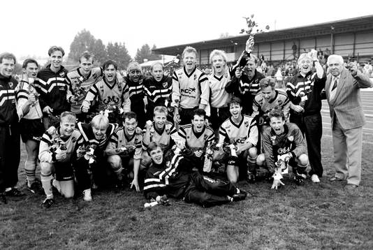  IFK Hässleholm segrade i Södra Kvalettan. Bakre raden fr. v Ronny Gyllix, tränare, Paul Szabo, Christian Öhrn, Peter Olsson, Patrik Lennartsson, Debkumar Sarkar, massör, Sten-Åke Olsson, Ingemar Nilsson, Percy Olsson, Lars-Olof Persson, Conny Olsson, Arne Jönsson, materialförvaltare och Lennart Persson, ordförande. Främre raden fr. v Håkan Andersson, Peter Swärdh, Martin Rokicki, Christer Andersson, Stefan Wedman, Michael Nikolic och Ulf Jacobsson, målvakt. Liggande Anders Linderoth, tränare.