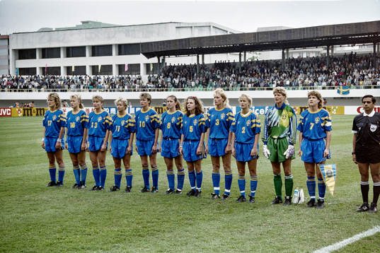  Sverige står uppställda innan matchstart fr.v. Marie Karlsson, Ingrid Johansson, Marie Ewrelius, Anneli Andelen, Lena Videkull, Susanne Hedberg, Eva Zeikfalvy, Anette Hansson, Malin Lundgren, Elisabeth Leidinge, målvakt, Pia Sundhage, Sverige.