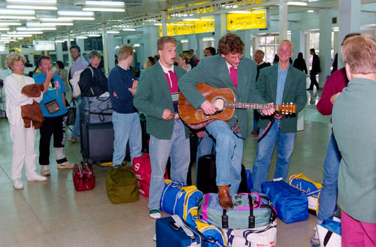 Thomas Westesson och Ulf Jacobsson med gitarr, målvakter i
