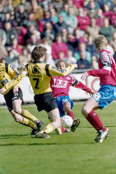  Henrik Larsson, Helsingborg och Mats Lindvall, Mjällby i kamp om bollen.