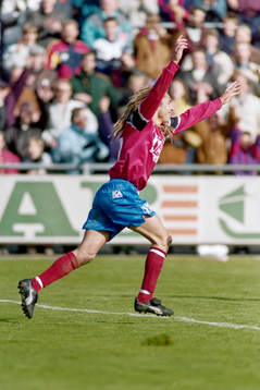  Tremålsskytten Henrik Larsson, Helsingborg jublar efter matchen.