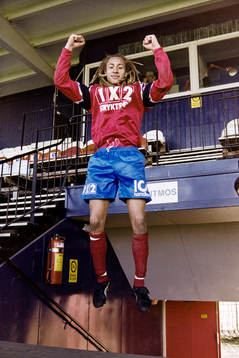  Tremålsskytten Henrik Larsson, Helsingborg jublar efter matchen.
