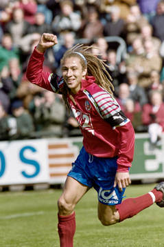  Tremålsskytten Henrik Larsson, Helsingborg jublar efter ett av sina mål.