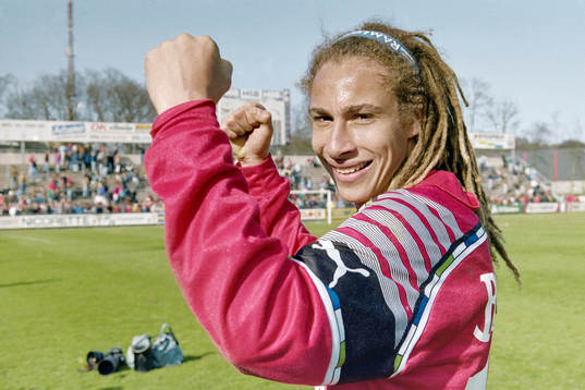  Tremålsskytten Henrik Larsson, Helsingborg jublar efter matchen.