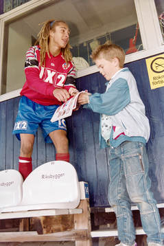  Tremålsskytten Henrik Larsson, Helsingborg skriver autografer efter matchen.