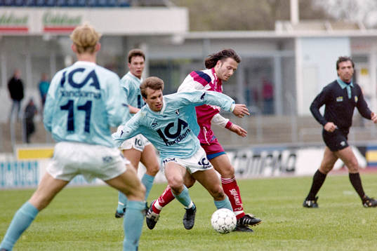  Jonas Axeldal, Malmö tar sig förbi Per Blohm, Norrköping.