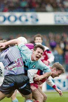  Patrik Andersson, Malmö kläms åt av Lars Eriksson, målvakt och Jan Eriksson, Norrköping.