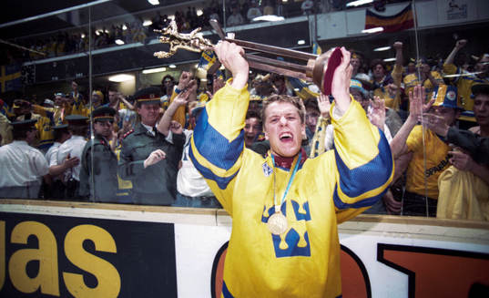 Sveriges målvakt Tommy Söderström med VM-pokalen