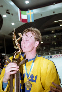 Mats Sundin kysser VM-pokalen