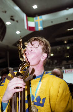 Mats Sundin kysser VM-pokalen