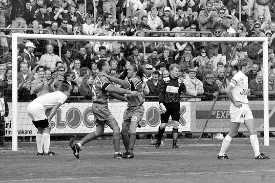  Mikael Ragvald och Henrik Larsson, Helsingborg, jublar.