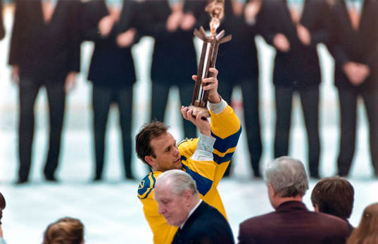 Sveriges lagkapten Tommy Sjödin med pokalen