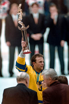 Sveriges lagkapten Tommy Sjödin med pokalen