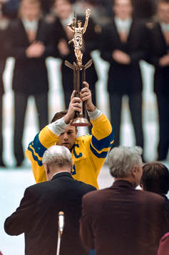 Sveriges lagkapten Tommy Sjödin med pokalen