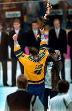 Sveriges lagkapten Tommy Sjödin med pokalen