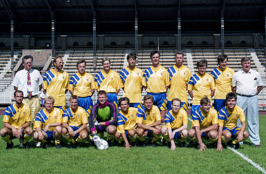  Det svenska Journalistlaget. Bakre raden fr. v Leif Nilsson, lagledare, Lennart Månsson, Mats Olsson, Anders Fredriksson, Henrik Skiöld, Ralf Edström, Lars Östling, Stefan Thylin, Magnus Wilandh och Berndt Rosqvist. Främre raden fr. v Christian Carlsson, Roland Engström, Patric Nilsson, Christer Pålsson, Björn Geijer, Ola Wenström, Jens Tolgraven, Kurt Martinsson och Patrick Ekwall.
