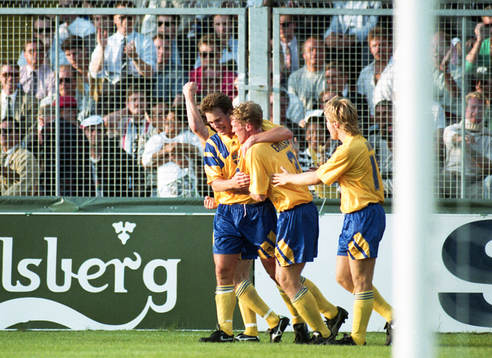  Patrik Andersson, Jan Eriksson och Tomas Brolin, Sverige, jublar.