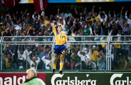  Tomas Brolin, Sverige hoppar och jublar i luften.