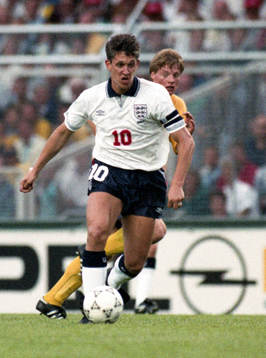  Gary Lineker, England jagas av Stefan Schwarz, Sverige.