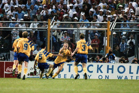  Joachim Björklund, Tomas Brolin, Jan Eriksson, Sverige, jublar efter 2-1.