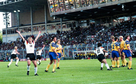  Jürgen Klinsmann, Tyskland jublar efter mål på en frispark av Thomas Hässler.