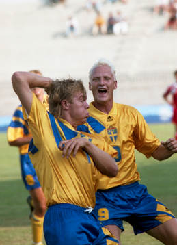  Tomas Brolin och Christer Fursth, Sverige jublar efter mål.