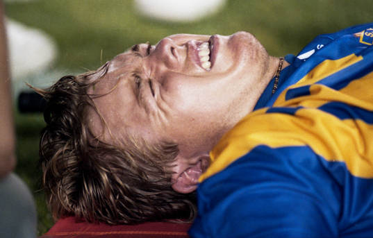  Tomas Brolin, Sverige, Sverige skadar sig och får vård.
